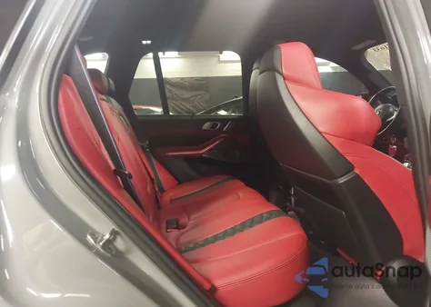 2021 BMW X5 M z USA, uszkodzony, nr VIN 5YMJU0C04M9F63827